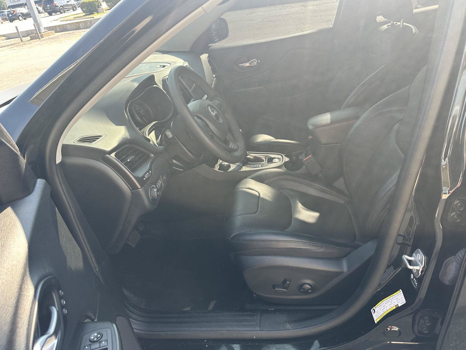 Used 2022 Jeep Cherokee Trailhawk w/ Premium Leather Package AWD/4WD image 18