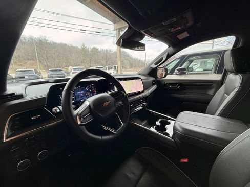 Used 2025 Chevrolet Suburban Premier image 11