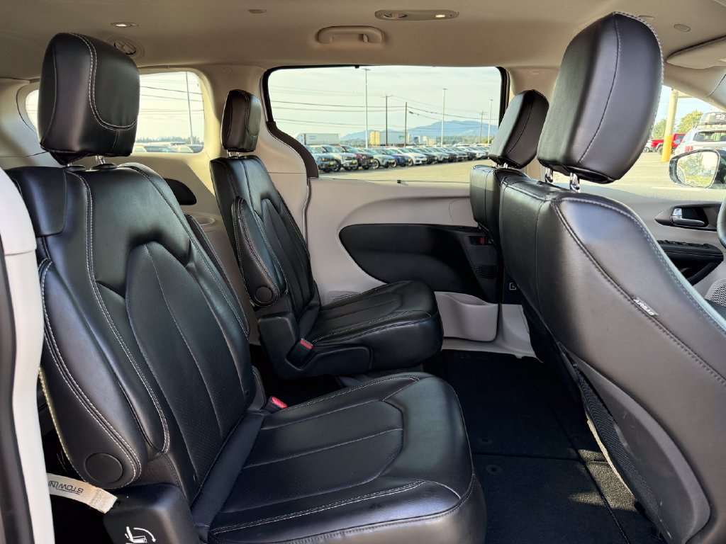Used 2024 Chrysler Pacifica Touring-L FWD image 14