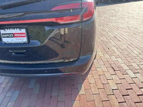 Used 2025 Chrysler Pacifica Limited FWD image 12