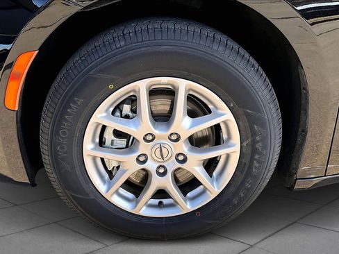 Certified 2024 Chrysler Pacifica Touring-L image 11