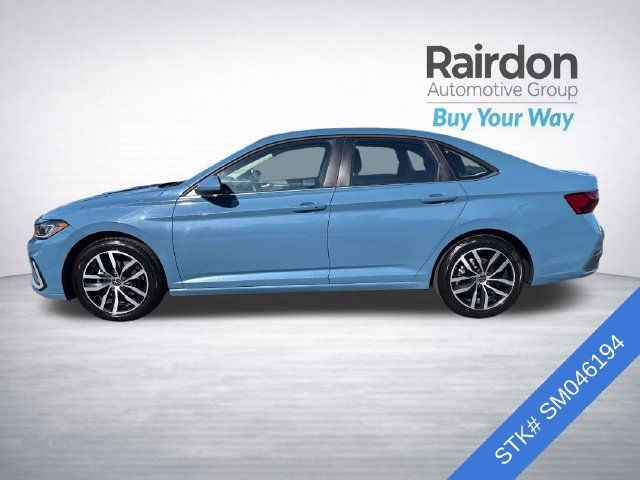 Used 2025 Volkswagen Jetta SE FWD image 4