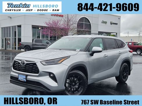 Used 2022 Toyota Highlander LE AWD/4WD image 1
