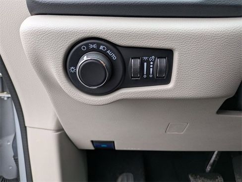 Used 2023 Chrysler Voyager LX image 15