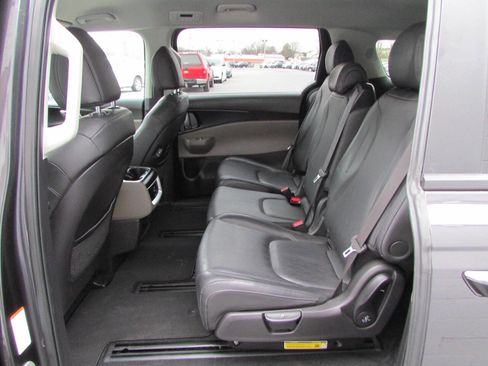 Used 2025 Kia Carnival image 6