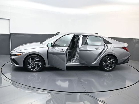 Used 2025 Hyundai Elantra SEL FWD image 31