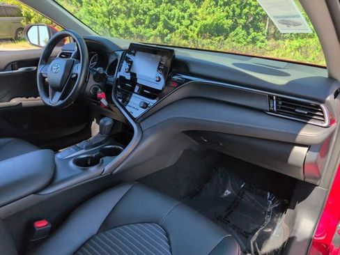 Used 2024 Toyota Camry SE image 31