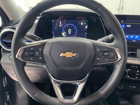 Used 2025 Chevrolet Trax LT w/ Driver Confidence Package FWD image 32