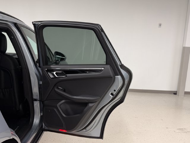 Certified 2026 Porsche Macan AWD/4WD image 34