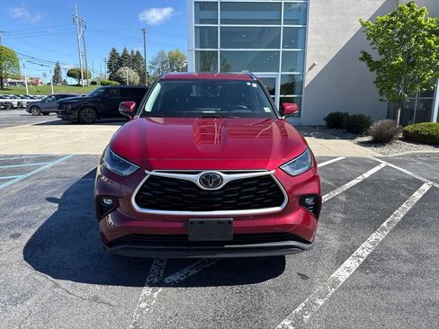 Used 2021 Toyota Highlander XLE AWD/4WD image 11