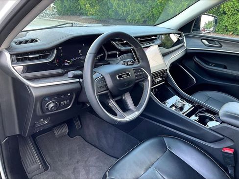 Used 2023 Jeep Grand Cherokee 4WD 4xe image 8