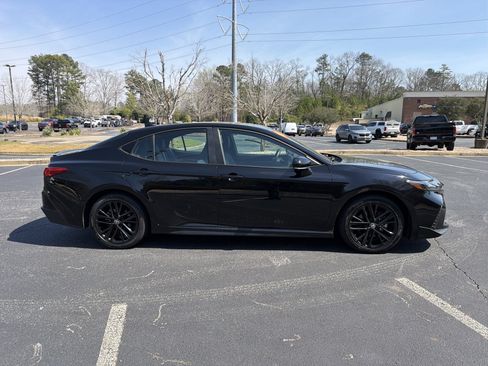 Used 2025 Toyota Camry SE image 4