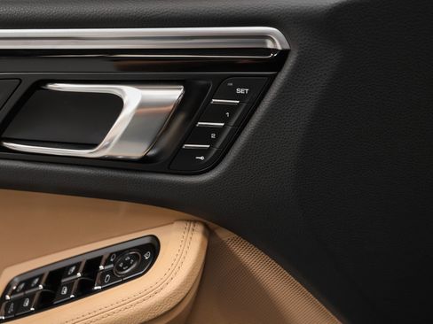 Certified 2023 Porsche Macan AWD/4WD image 26