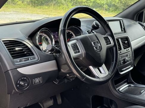 Used 2018 Dodge Grand Caravan GT FWD image 2