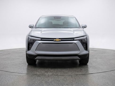 Used 2025 Chevrolet Blazer LT FWD image 2