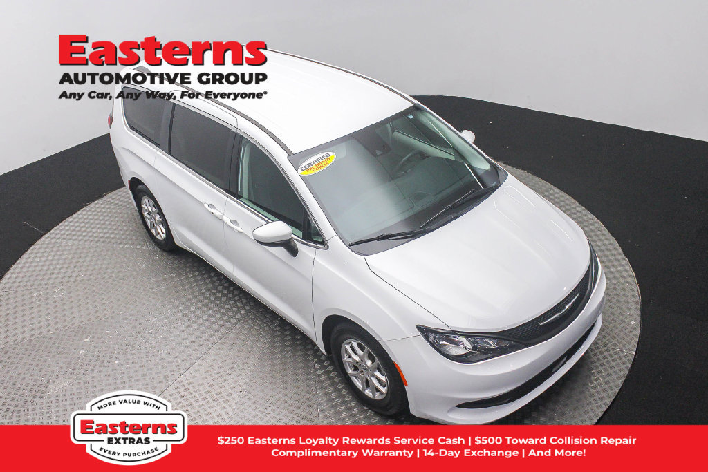 Used 2023 Chrysler Voyager LX FWD image 4