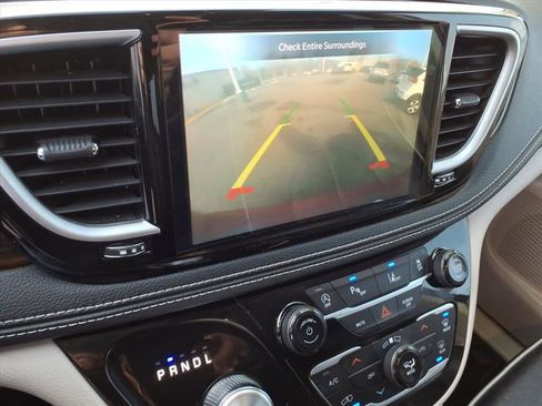 Used 2023 Chrysler Pacifica Limited FWD image 38