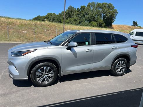 Used 2023 Toyota Highlander XLE AWD/4WD image 7