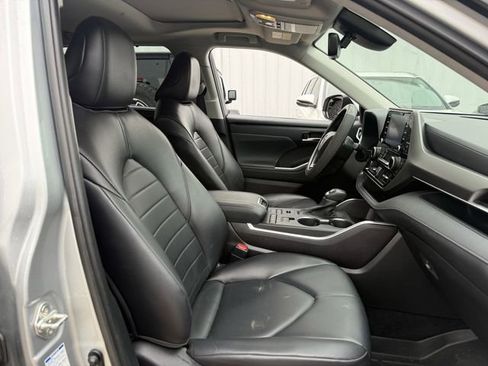 Used 2021 Toyota Highlander XLE AWD/4WD image 30