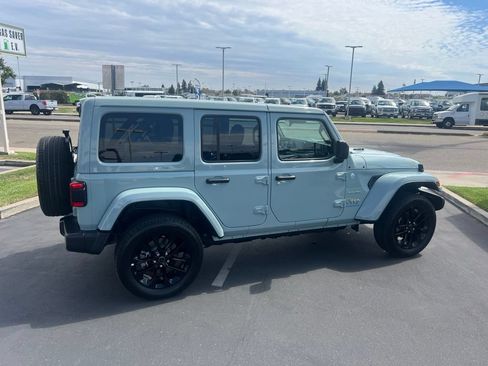 Used 2024 Jeep Wrangler Unlimited Sahara w/ Technology Group AWD/4WD image 15