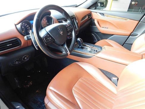 Used 2017 Maserati Levante w/ Luxury Package image 10