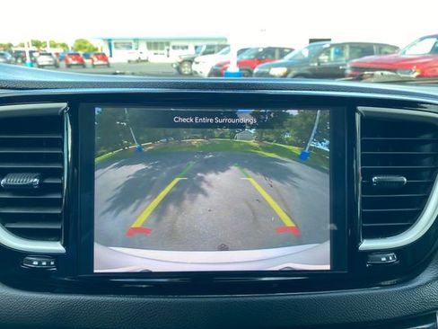 Used 2024 Chrysler Pacifica Touring-L image 28