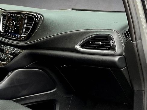 Used 2022 Chrysler Pacifica Limited w/ Uconnect Theater Family Group image 26