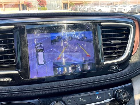 Used 2017 Chrysler Pacifica Limited FWD image 25