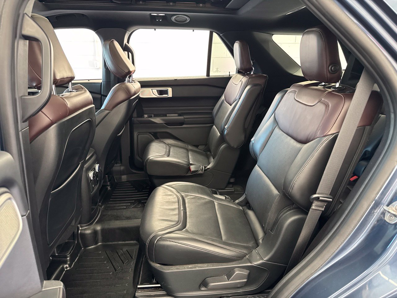 Used 2020 Ford Explorer Platinum w/ Premium Technology Package AWD/4WD image 39