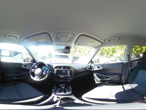 Used 2025 Kia Soul LX w/ LX Technology Package FWD image 37