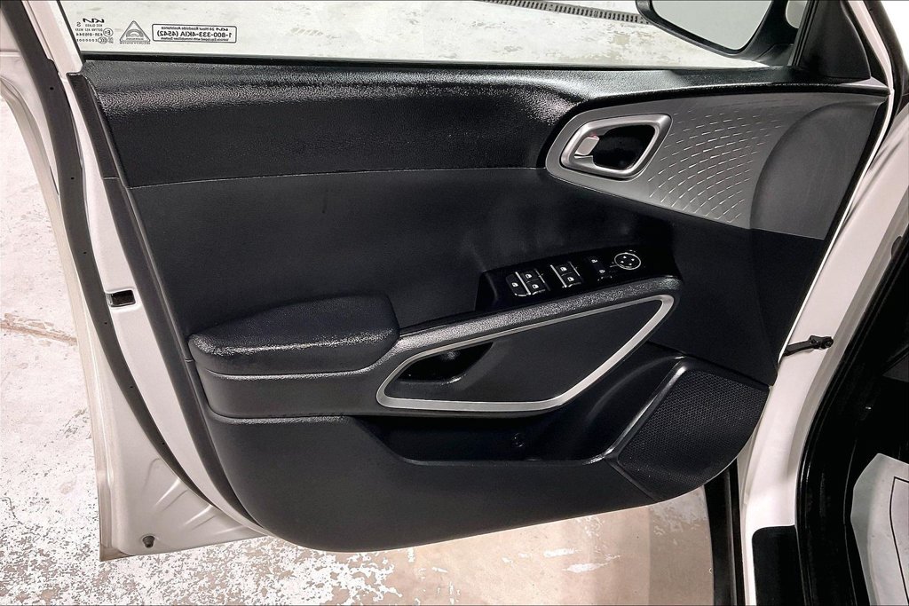 Used 2025 Kia Soul LX w/ LX Technology Package FWD image 21