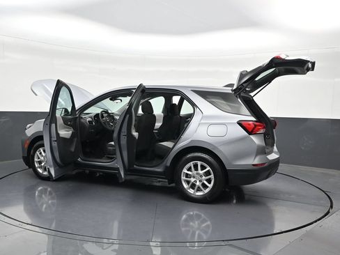 Used 2024 Chevrolet Equinox LS FWD image 34
