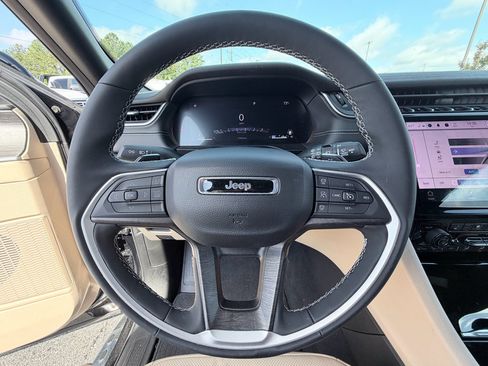 Used 2025 Jeep Grand Cherokee Limited w/ Luxury Tech Group II RWD image 15