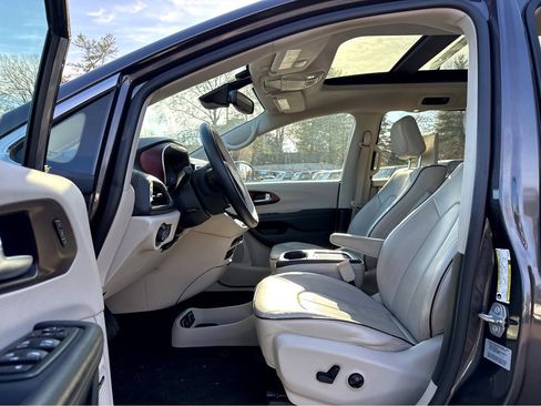 Used 2017 Chrysler Pacifica Limited image 13