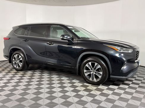 Used 2021 Toyota Highlander XLE AWD/4WD image 6