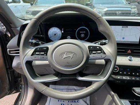 Used 2025 Hyundai Elantra SEL FWD image 5