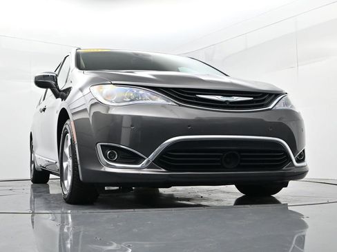 Used 2017 Chrysler Pacifica Platinum image 40