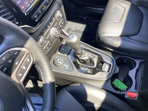 Used 2021 Jeep Cherokee Limited w/ Elite Package AWD/4WD image 25