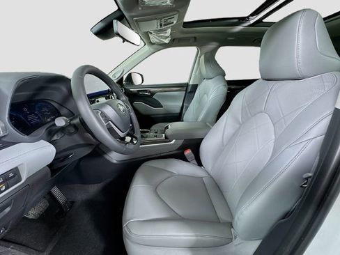 New 2026 Toyota Highlander Platinum image 18