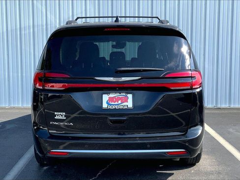 Used 2022 Chrysler Pacifica Touring-L FWD image 4