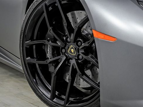 Used 2016 Lamborghini Huracan LP 610-4 AWD/4WD image 3