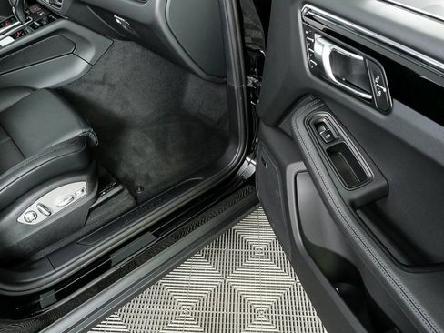 Certified 2026 Porsche Macan AWD/4WD image 26