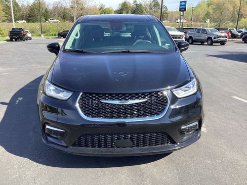 Used 2024 Chrysler Pacifica Touring-L image 4