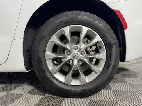 Used 2024 Chrysler Pacifica Touring-L AWD/4WD image 45