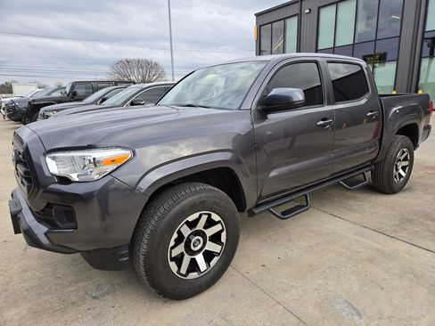 Used 2017 Toyota Tacoma SR image 2