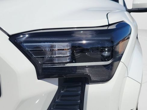 Certified 2024 Toyota Tacoma SR5 AWD/4WD image 9