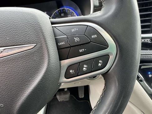 Used 2023 Chrysler Pacifica Limited image 11