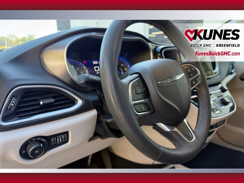 Used 2024 Chrysler Pacifica Touring-L FWD image 46