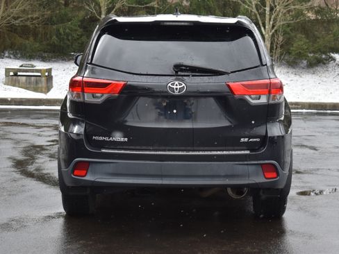 Used 2017 Toyota Highlander SE image 29