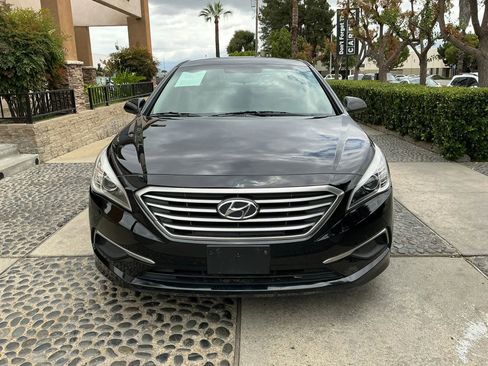Used 2017 Hyundai Sonata SE FWD image 2
